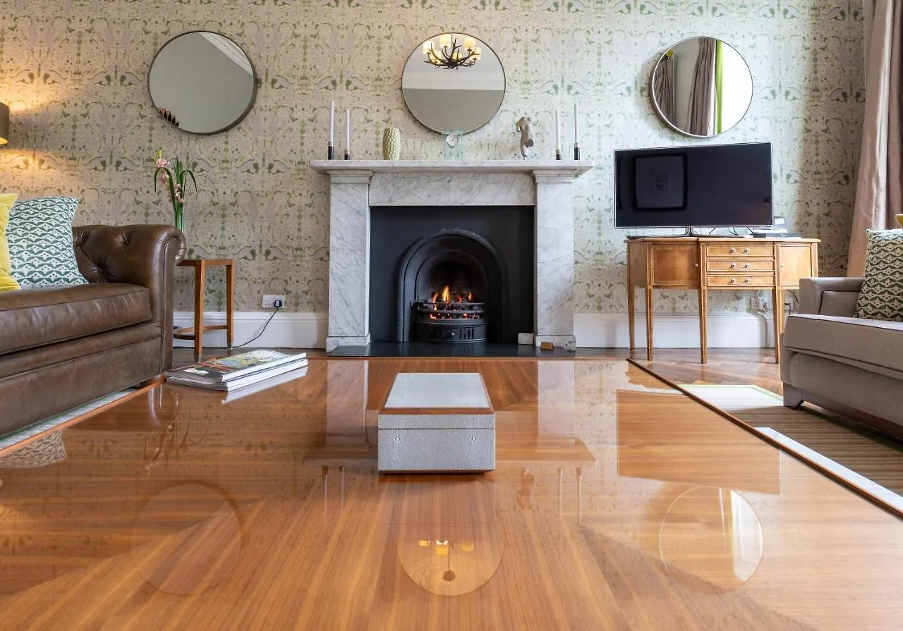 The Edinburgh Address - Castle View Apartment 0*,