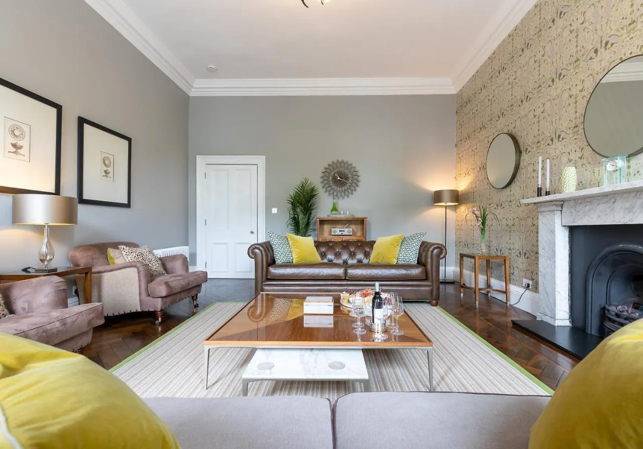 The Edinburgh Address - Castle View Apartment 0*,  United Kingdom