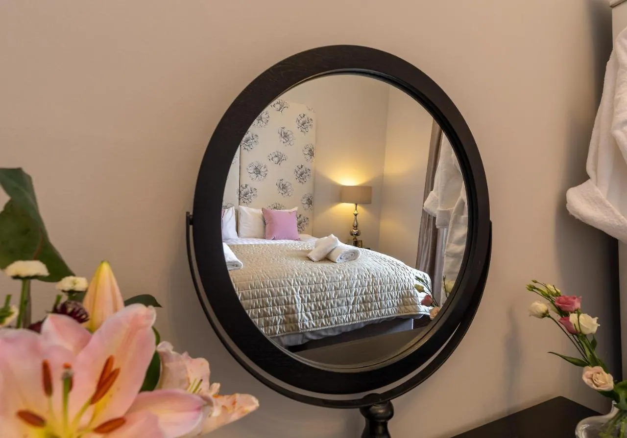 The Edinburgh Address - Castle View Apartment